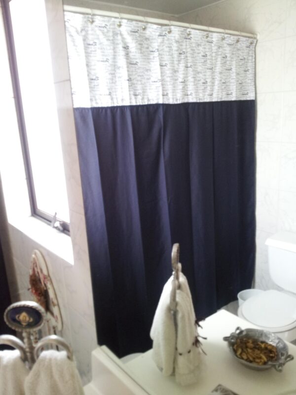 Cortina y Set de baño 5 piezas 180x180 cms letra azul  SKU 358 - Imagen 3